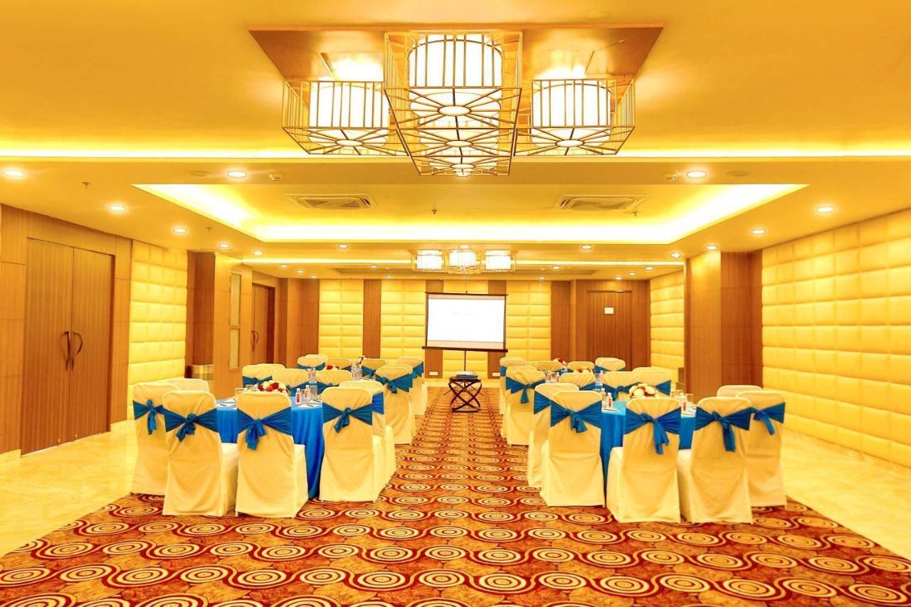 The Fern Residency Noida Hotell Exteriör bild
