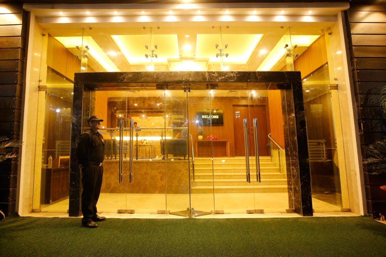 The Fern Residency Noida Hotell Exteriör bild