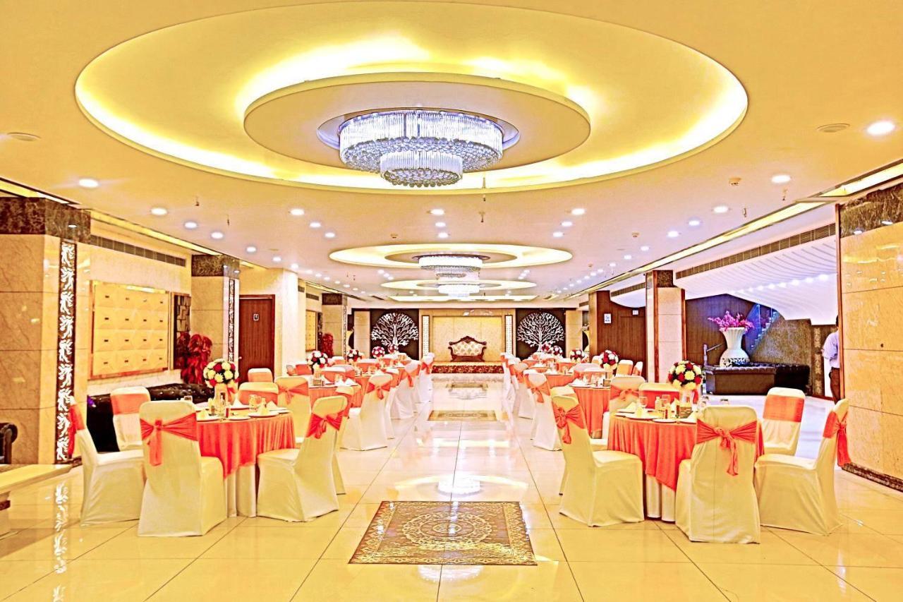 The Fern Residency Noida Hotell Exteriör bild