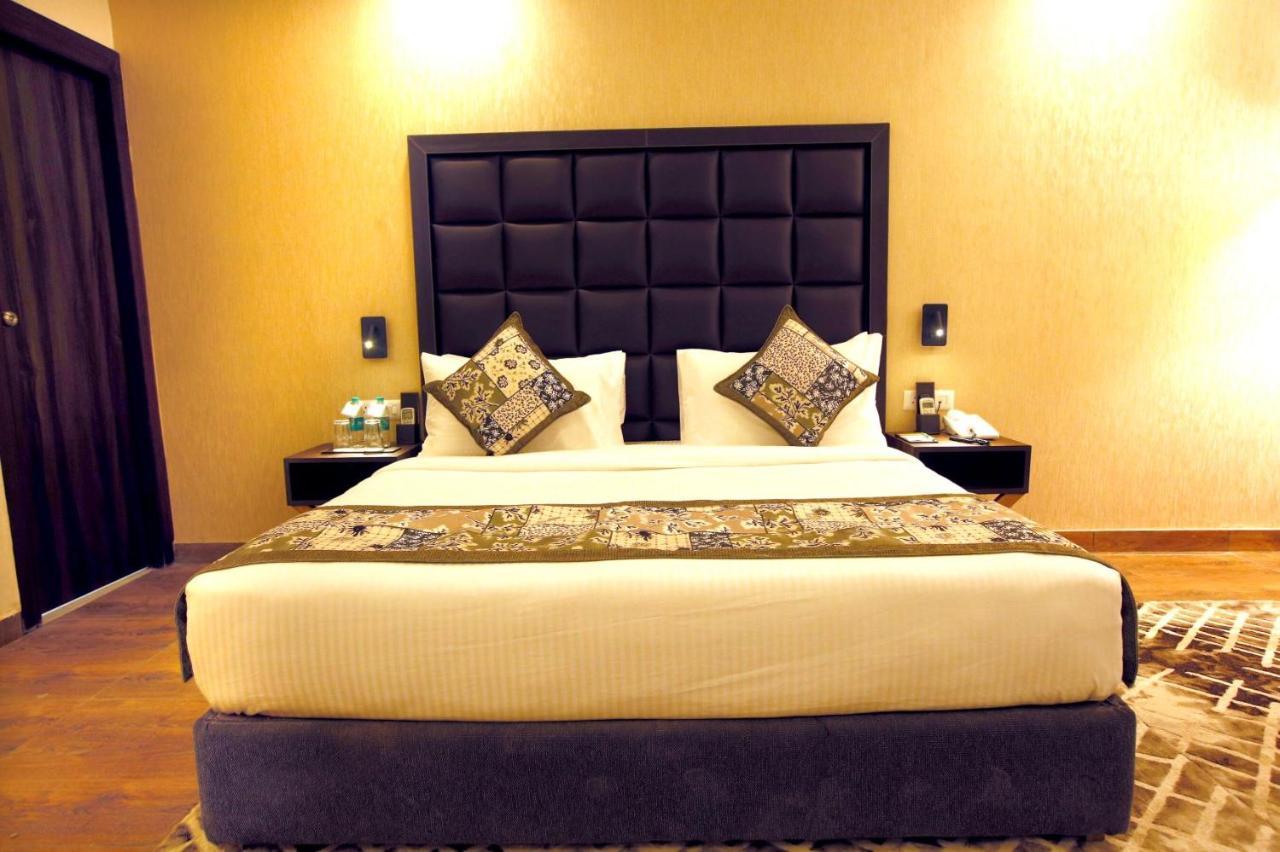 The Fern Residency Noida Hotell Exteriör bild